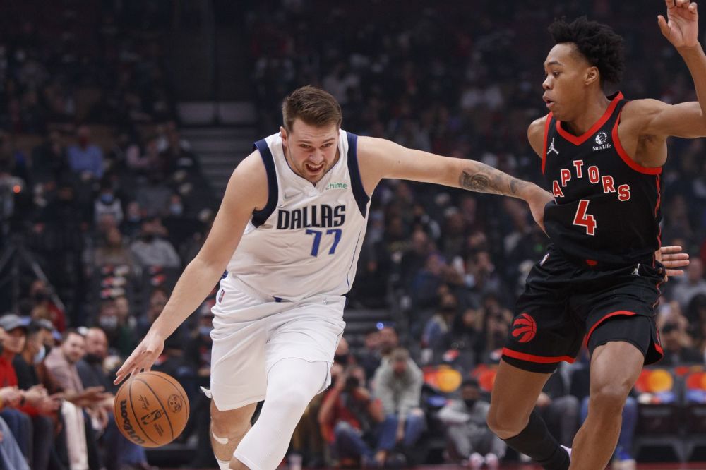  东契奇三双比肩传奇，独行侠晋级次轮  